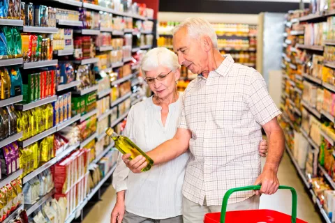 Personas mayores comprando aceite de oliva