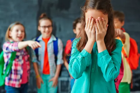 Niña sufriendo acoso escolar