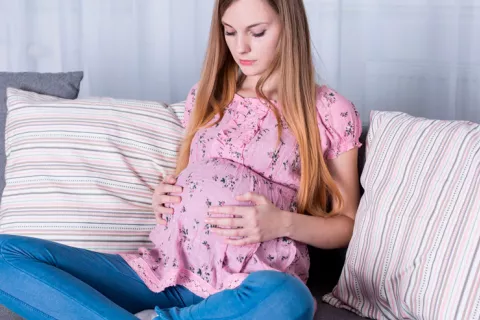 Madre adolescente en casa