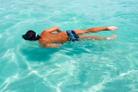 Niño nadando en una piscina