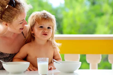 Niño tomando leche de vaca