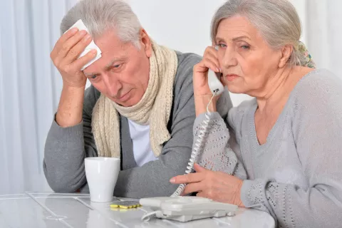 Pareja de ancianos afectados por la gripe