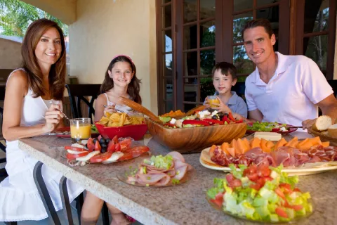 Los padres cultos alimentan mejor a sus hijos