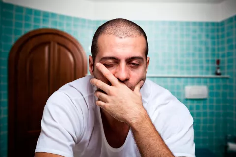 Hombre en el baño con cara de sueño