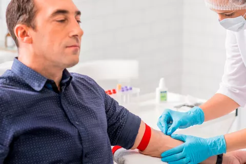 Paciente realizándose un análisis de sangre