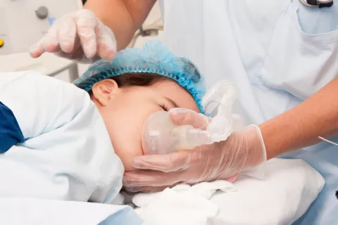 Niño menor de tres años anestesiado