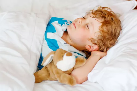 Niño durmiendo con peluche