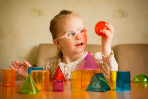 Niña con Sindrome de Down aprendiendo