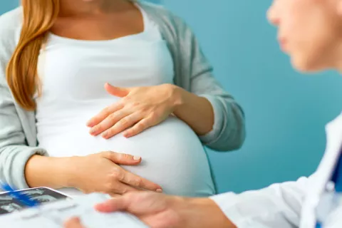 Mujer embarazada en la consulta del médico por problemas de artritis en el embarazo