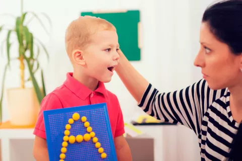 Niño autista con su madre