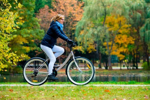 Mujer montando en bicicleta