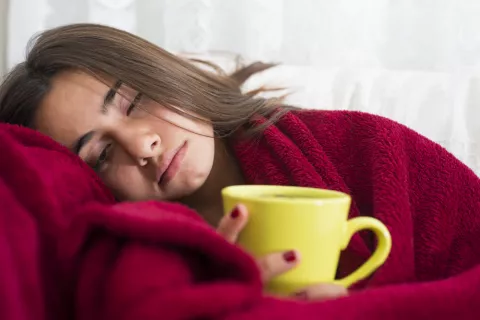 Mujer con síntomas de influenza