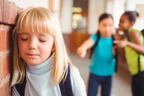 Niña sufriendo acoso escolar