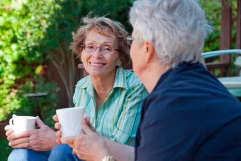 Mujeres mayores tomando café