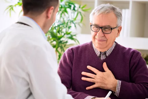 Hombre con canas en el médico