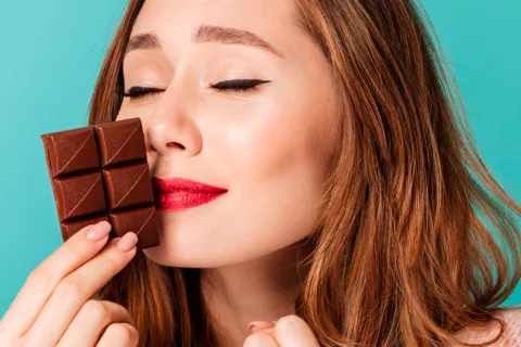 Mujer comiendo chocolate