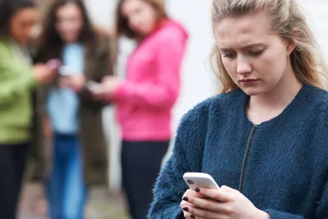 Una chica sufriendo cyberbullying