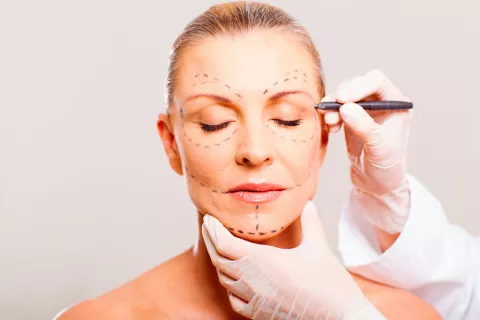 La cirugía estética facial, mejor después del verano