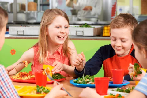 Niños en el comedor de un colegio