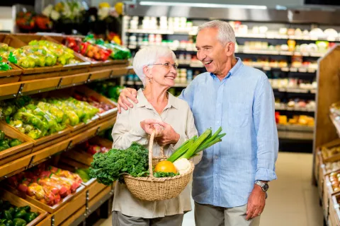 Una pareja mayor haciendo la compra