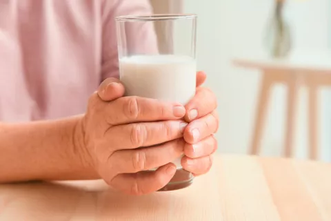 Mujer consumiendo leche