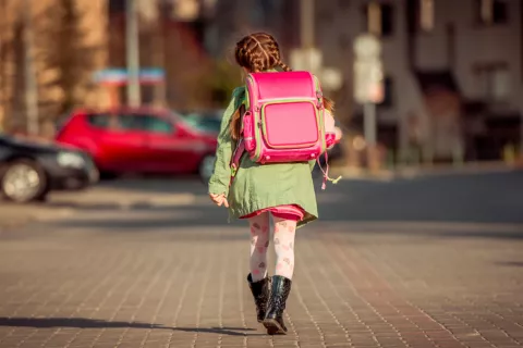 Niña camino al colegio expuesta a la contaminación de la ciudad