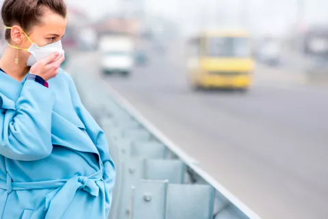 Mujer embarazada respirando aire contaminado