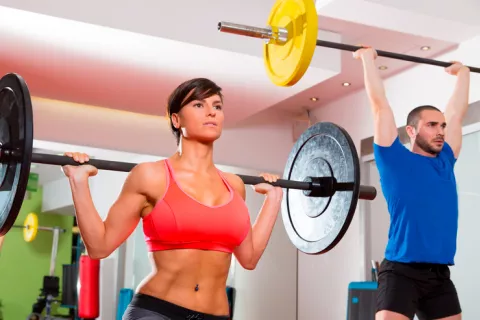 Pareja de diabéticos practicando crossfit