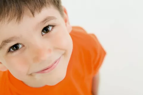 Niño con diabetes sonriendo