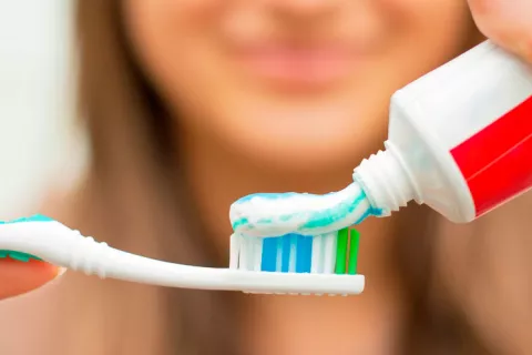 Mujer con dentífrico sobre el cepillo