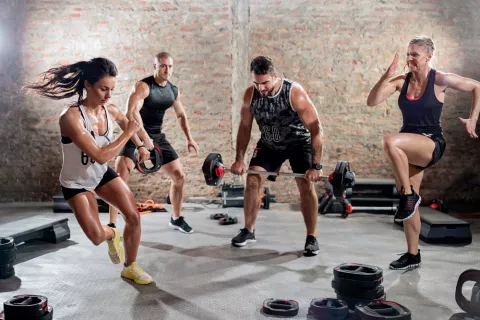 Entrenamiento que combina ejercicio aeróbico y fuerza