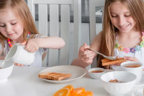 Niños desayunando