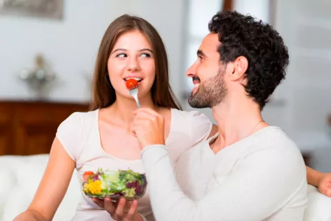 Pareja comiendo ensalada saludable