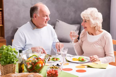 Pareja mayor comiendo alimentos de la dieta mediterranea