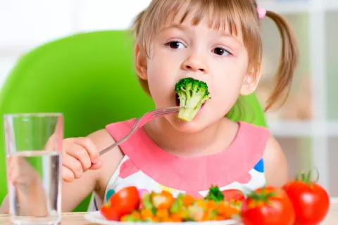 Niña lleva una dieta vegana