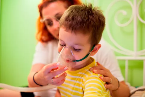 Niño pequeño con mascarilla