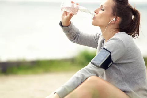 Corredora con resaca tomándose un descanso