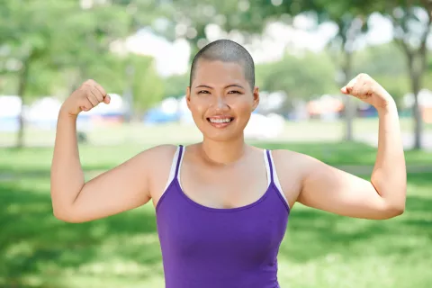 Una paciente de cáncer practica ejercicio al aire libre