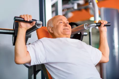 Hombre con EPOC realizando ejercicio físico