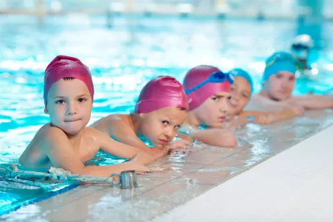 Grupo de niños en la piscina