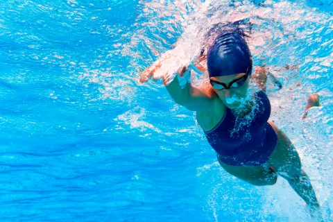 Deportista practicando natación