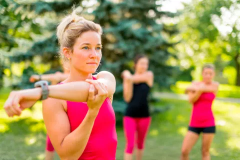 Mujeres haciendo ejercicio al aire libre