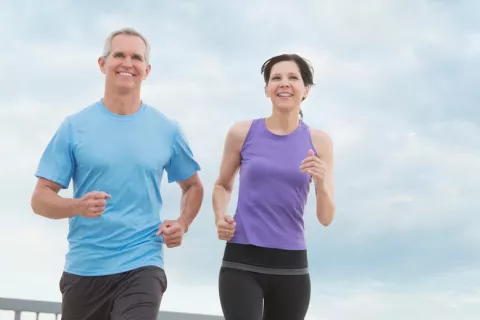 Una pareja practica jogging