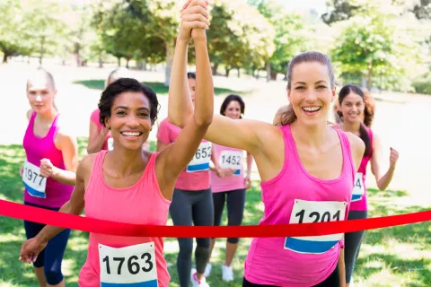 Dos mujeres llegan a la meta tras correr una carrera