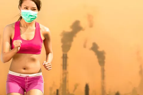 Mujer corriendo con una mascarilla