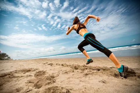 Una mujer corre en una playa