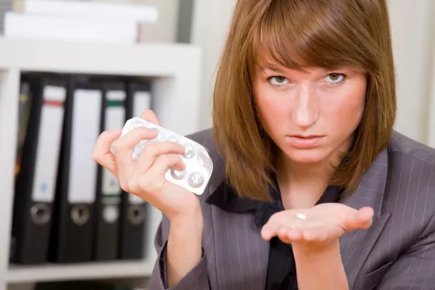 Mujer tomando ansiolítico