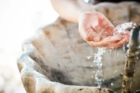 Asocian el agua fluorada con más riesgo de diabetes tipo 2