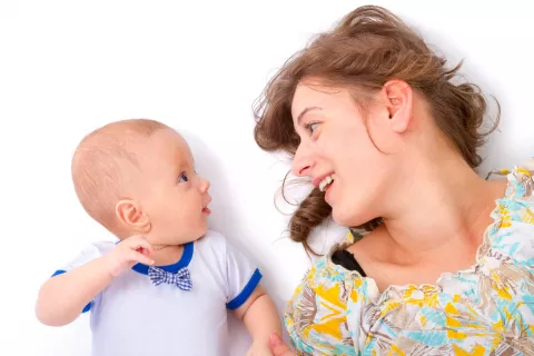 Un bebé observa atentamente a su madre mientras ésta le habla