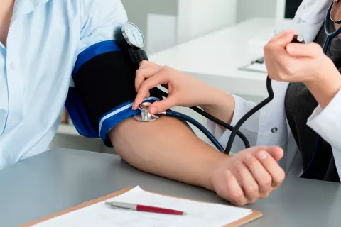 Doctor tomando la tensión a paciente